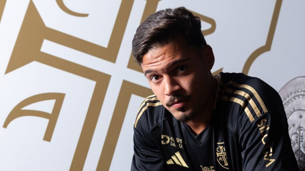 Defesa brasileiro David Sousa assina contrato com Casa Pia