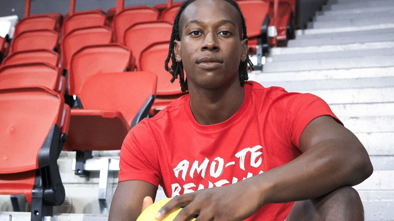 Atleta exibe camisola "Amo-te Benfica" em estádio