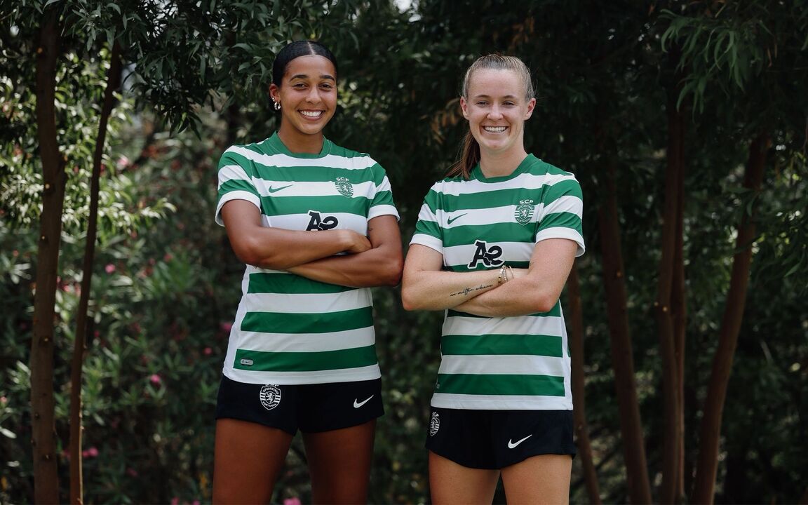 Jogadoras do Sporting CP posam com a nova camisola