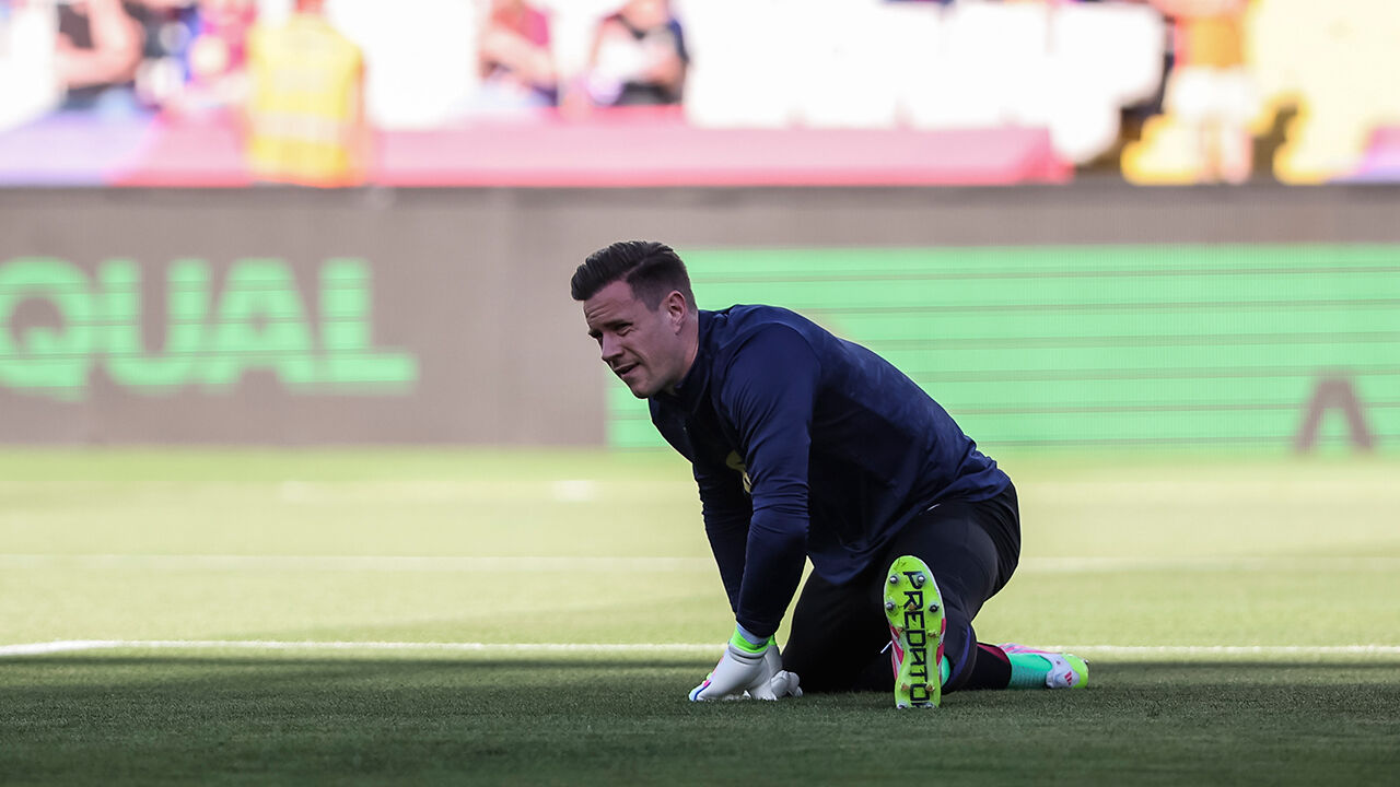 Guarda-redes em aquecimento antes da partida de futebol