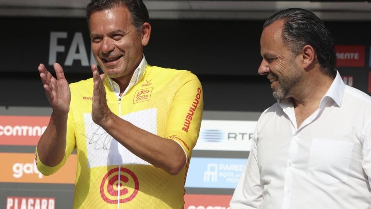 Luís Montenegro de amarelo