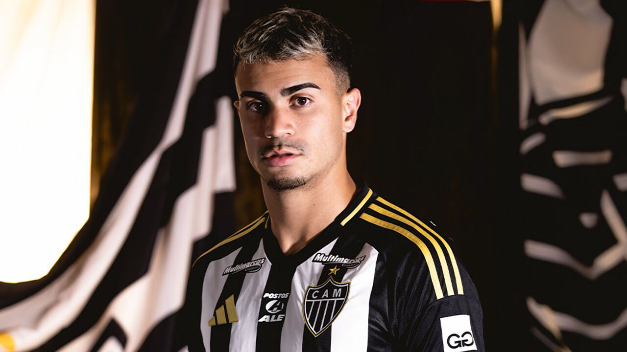 Futebolista com equipamento do Atlético Mineiro