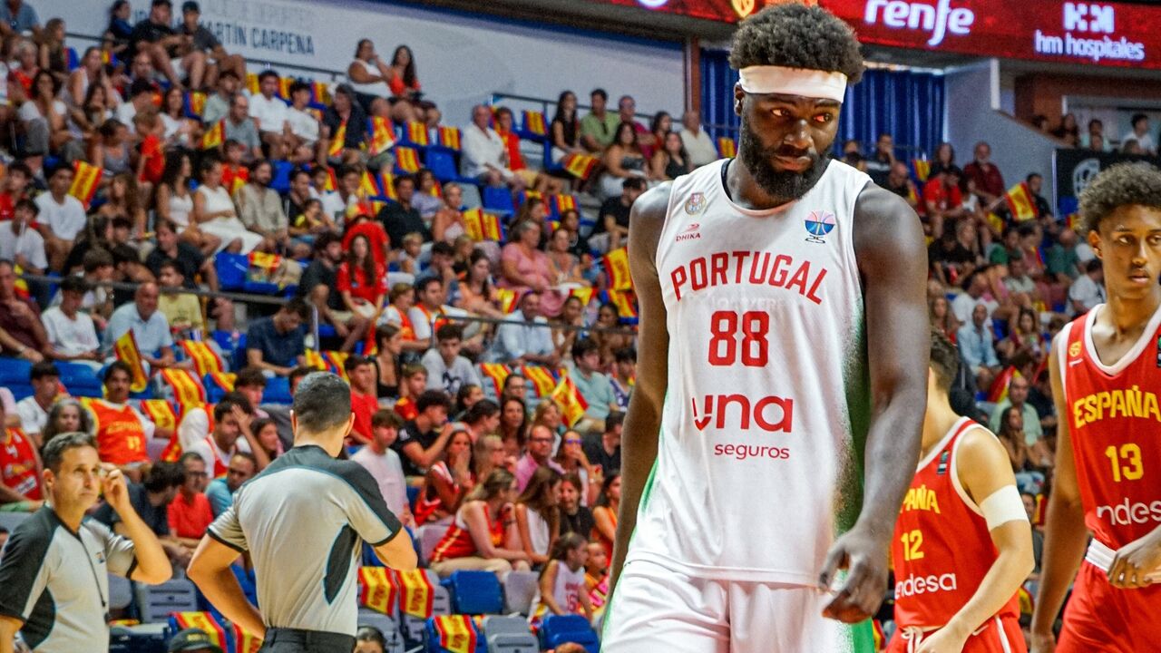 Neemias Queta, jogador de basquetebol português, sai lesionado mas sem gravidade