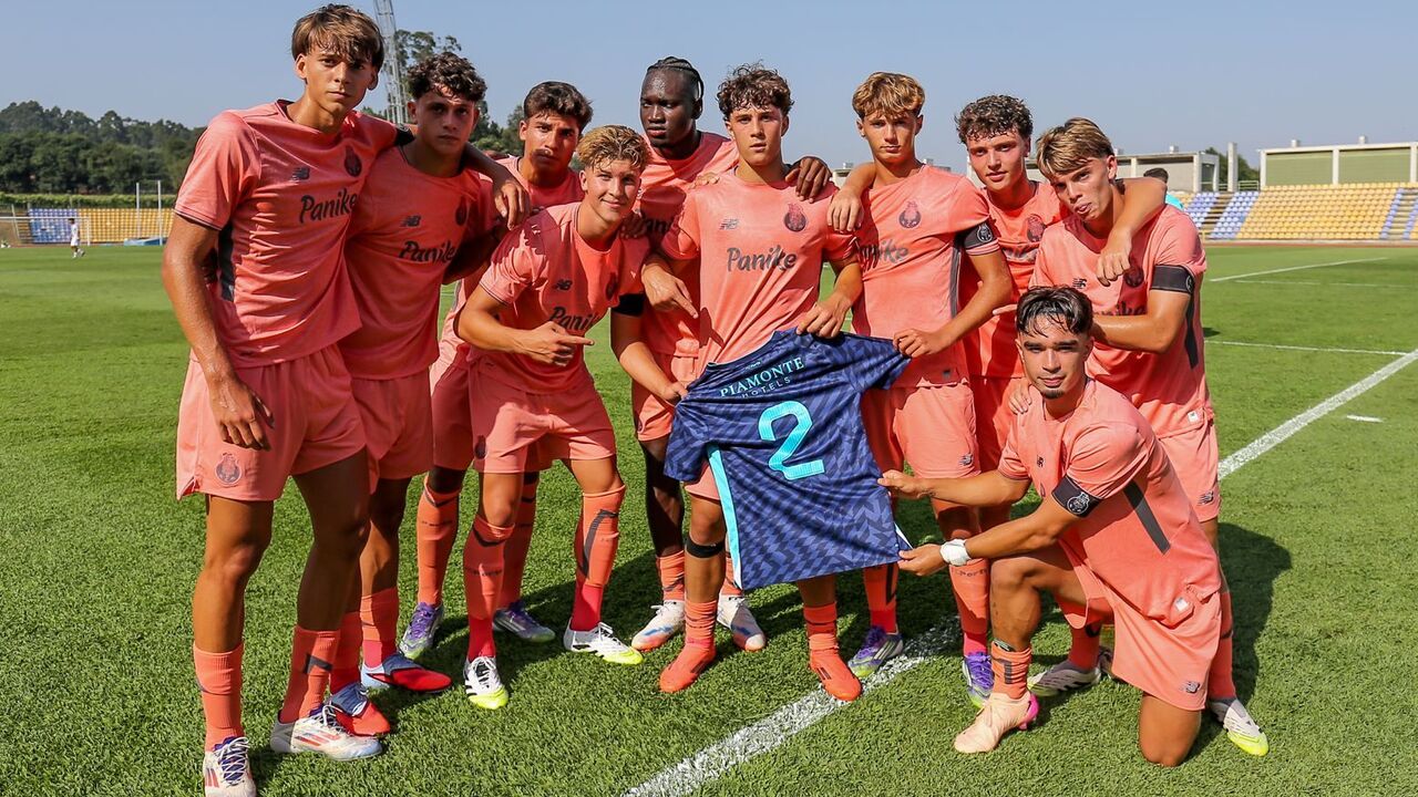 Sub-19 do FC Porto homenageiam Jorge Costa após vitória contra o Moreirense
