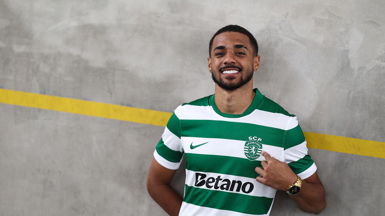 Rômulo posa com a camisola do Sporting após adaptação ao clube
