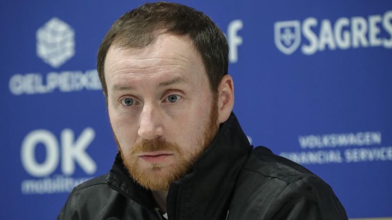 Ian Cathro, treinador do Estoril, durante a conferência de imprensa