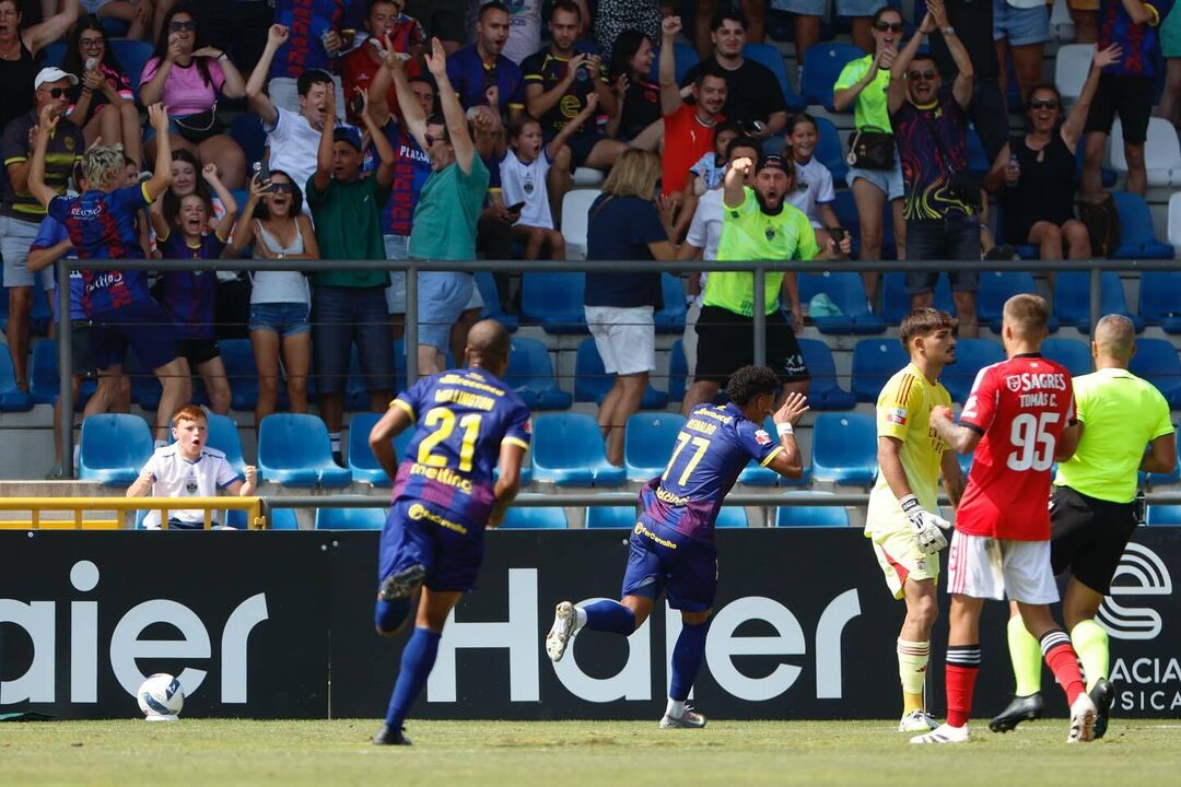 Reinaldo comemora golo marcado ao Benfica B
