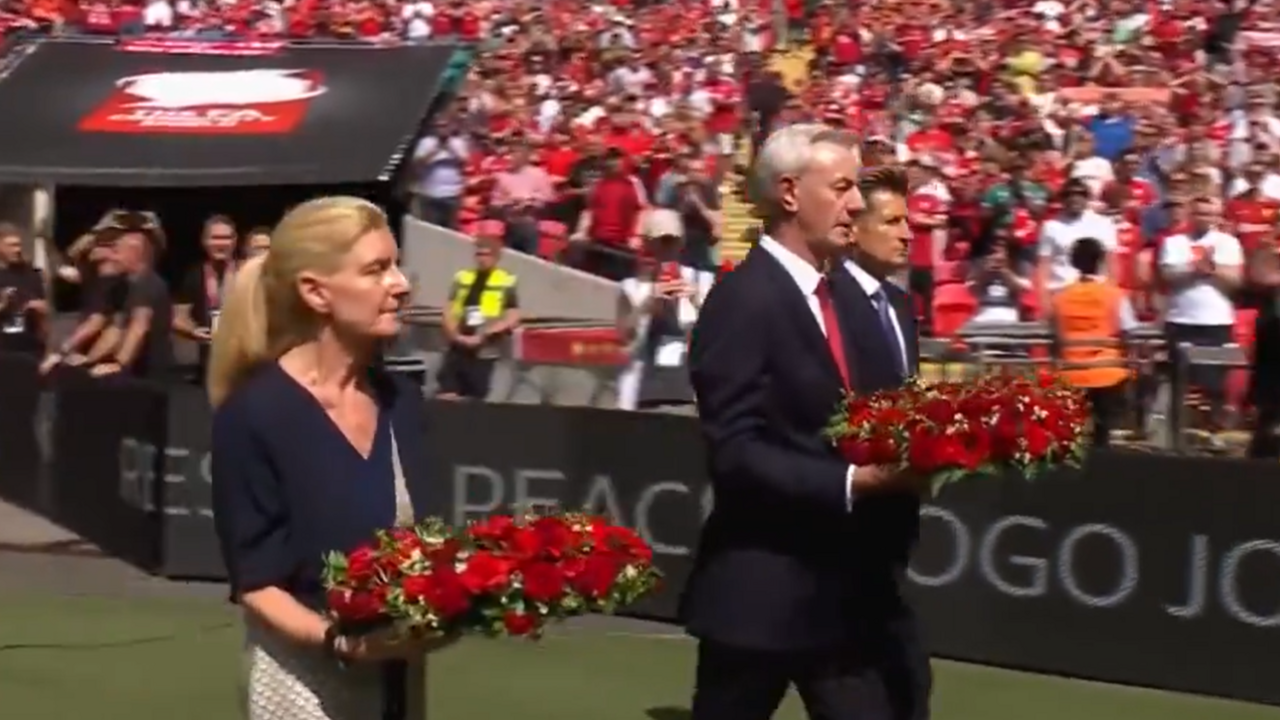 Ian Rush homenageia Diogo Jota e André Silva antes do início da Supertaça