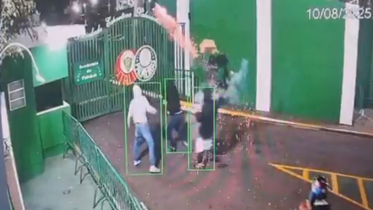 Vândalos atacam a Academia do Palmeiras com explosivos e câmaras captam o momento