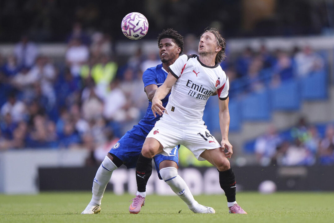 Disputa de bola entre jogadores do Chelsea e AC Milan