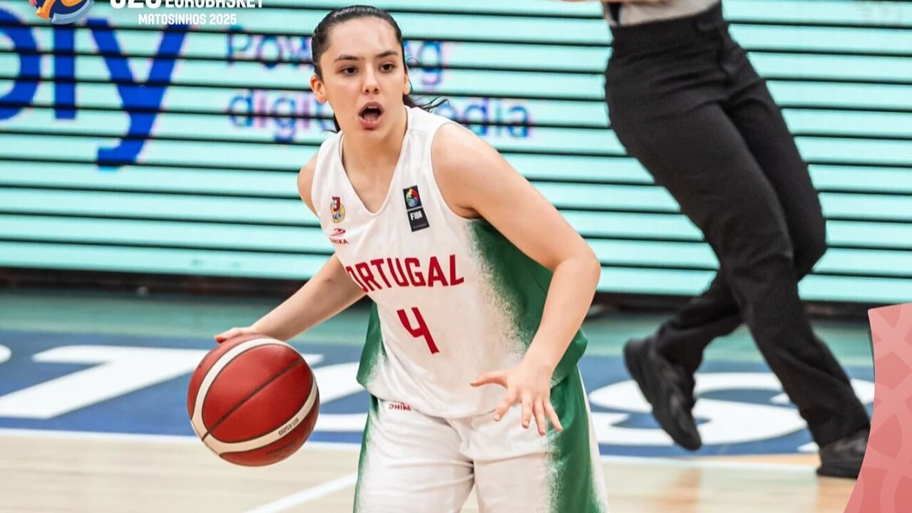 Leonor Peixinho joga pela seleção portuguesa de basquetebol sub-20 em Matosinhos
