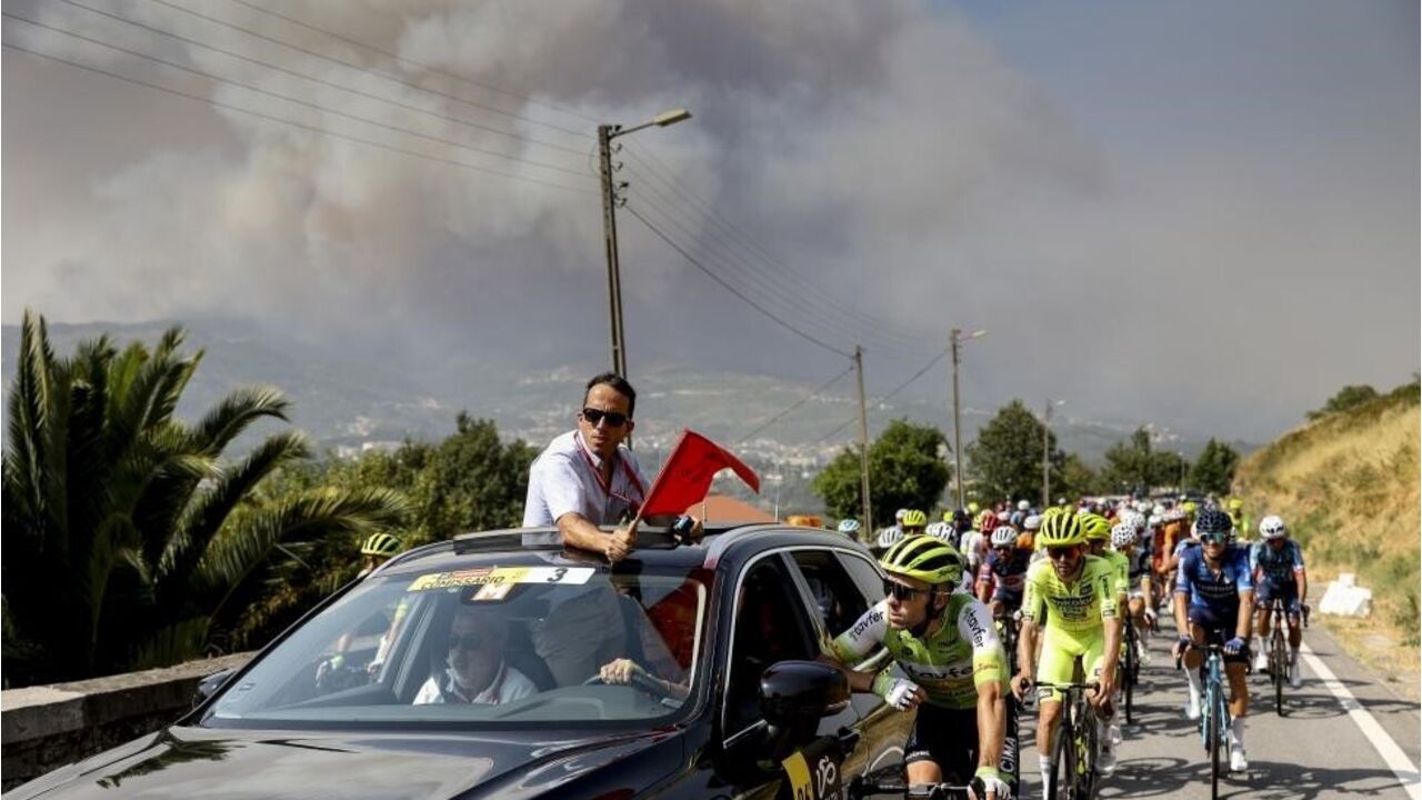Volta a Portugal alterada devido a incêndio na Serra do Alvão, com neutralização de etapa