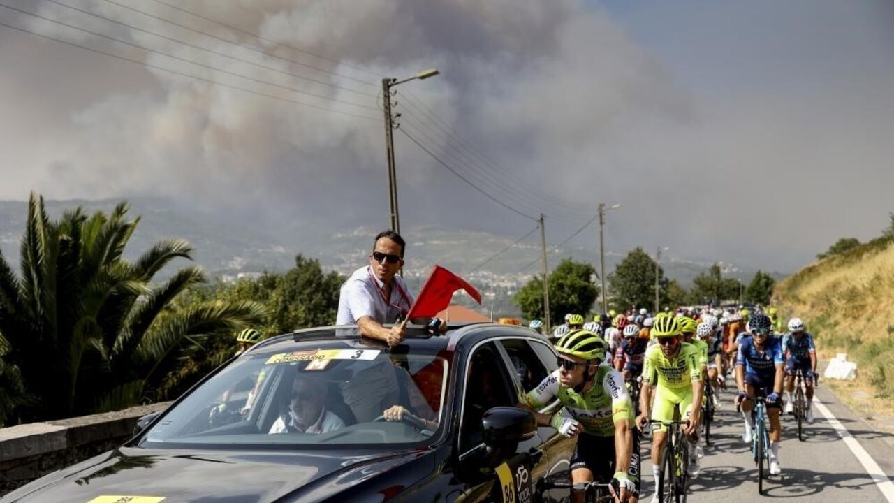 Volta a Portugal alterada devido a incêndio na Serra do Alvão, com neutralização de etapa