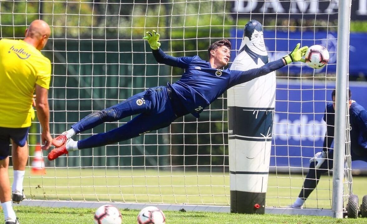 Berke Özer, guarda-redes turco, poderá render 1,2 milhões ao Portimonense com transferência para o Lille