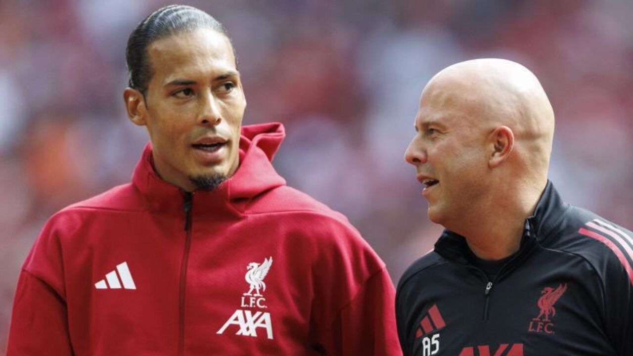 Van Dijk à conversa com o treinador Arne Slot