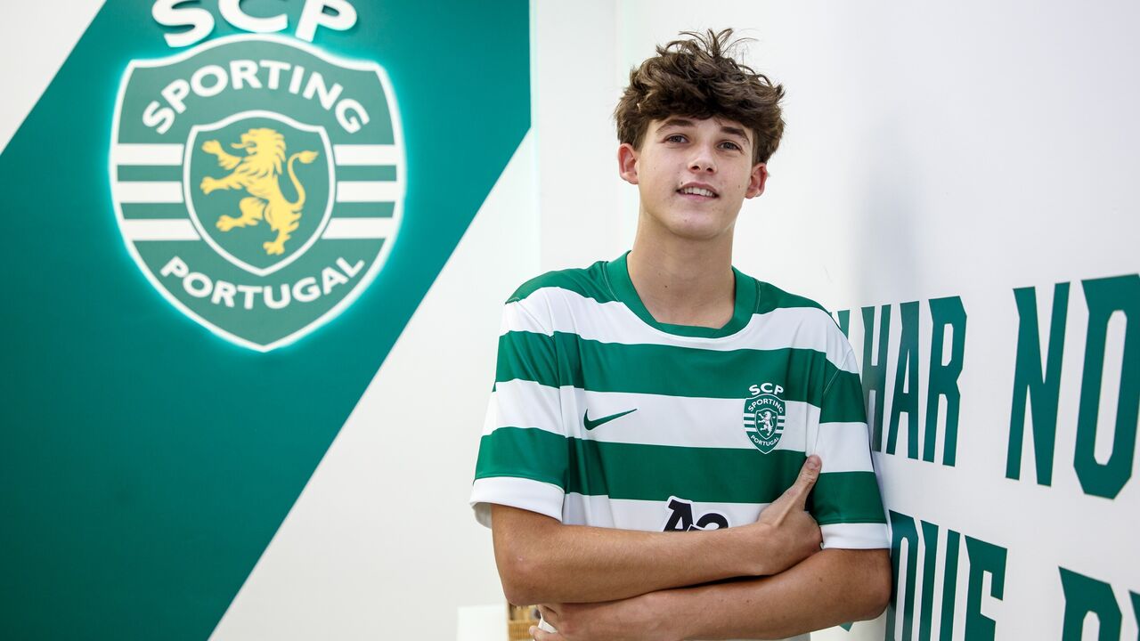 Jovem jogador do Sporting CP posa com a camisola do clube