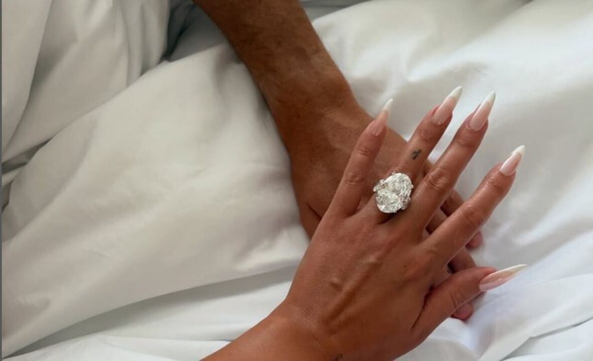 Georgina mostra anel