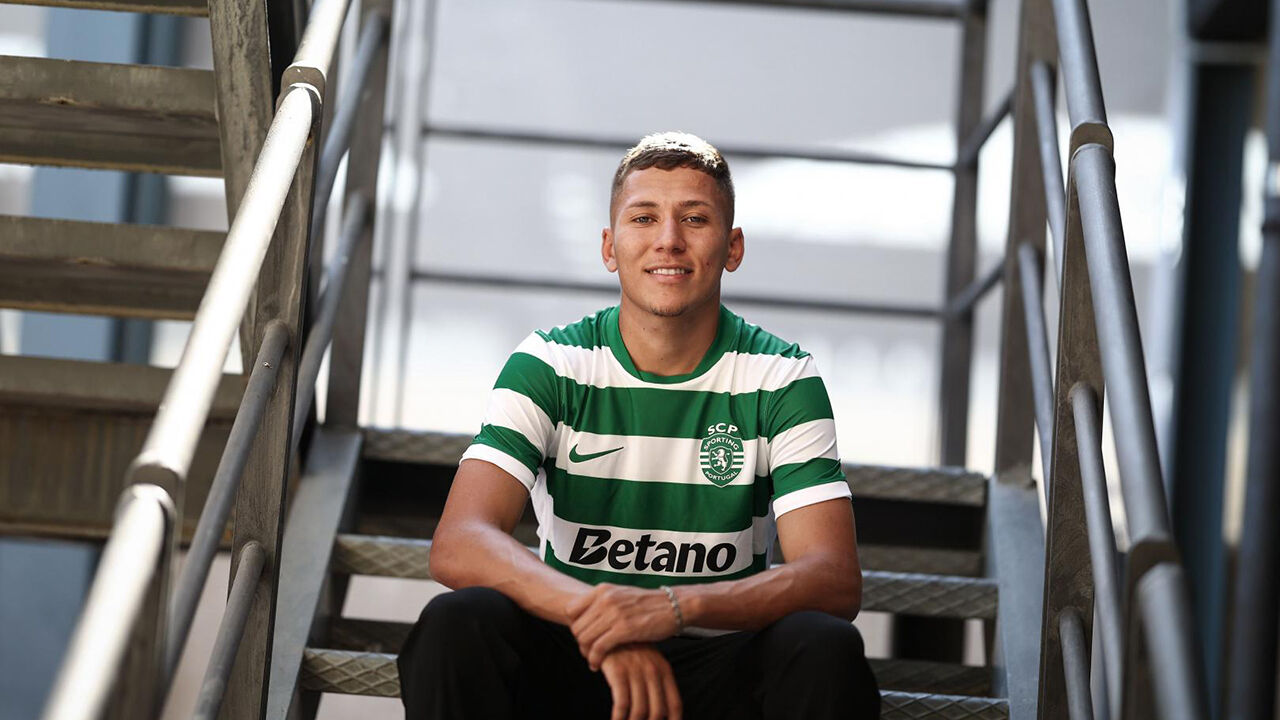 Fotografia de Geny Catamo, jogador do Sporting CP, sentado numa escadaria
