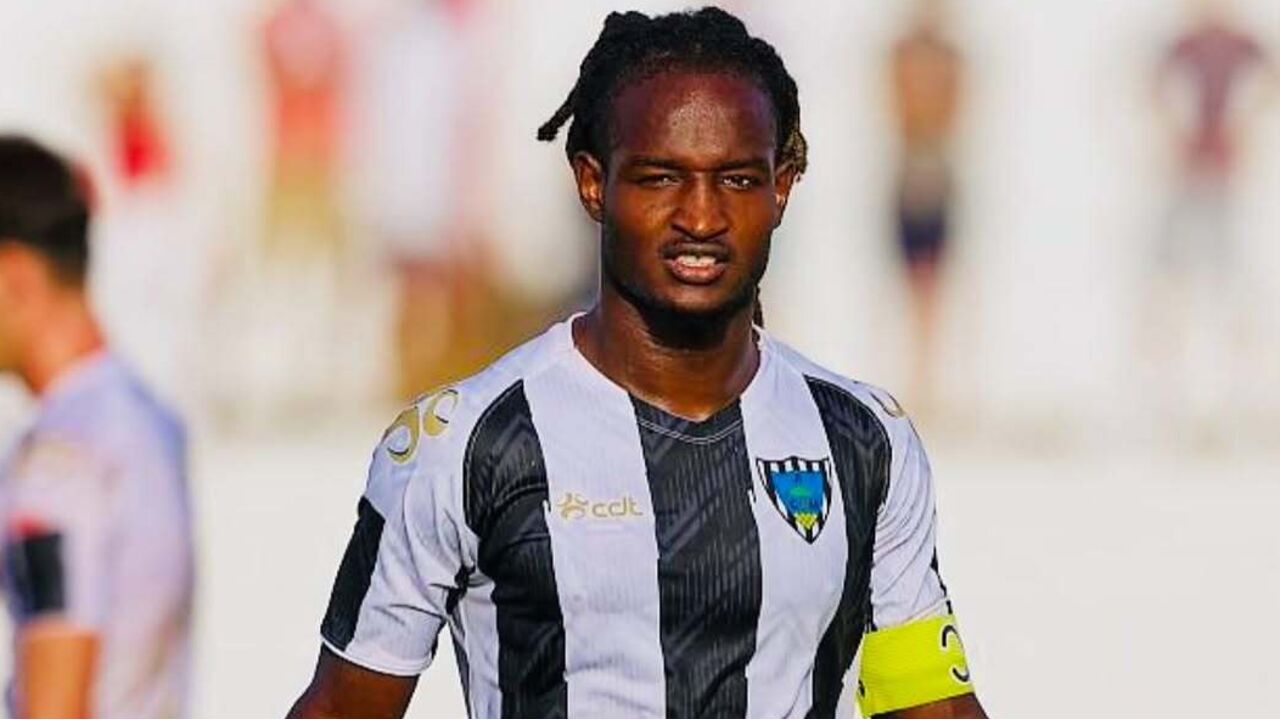 Jogador de futebol com a camisola listrada em campo