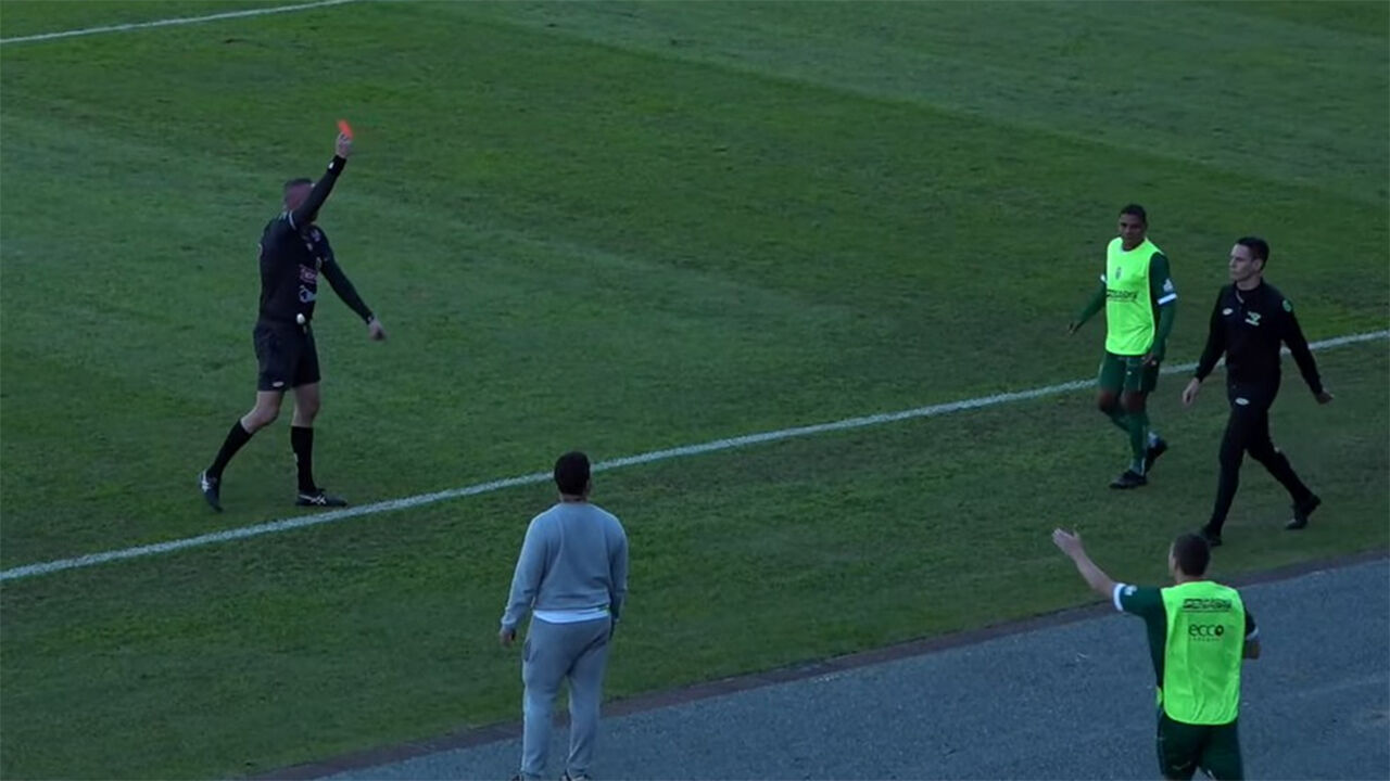 Lucas Souza, do Metropolitano, expulso por urinar em garrafa no banco