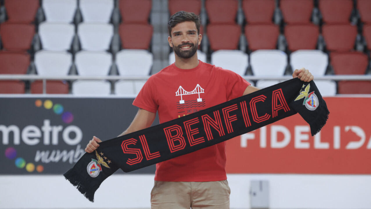 Novo jogador do SL Benfica exibe cachecol do clube