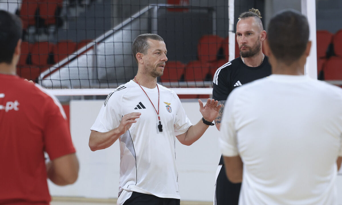 Treinador do Benfica orienta equipa de voleibol durante treino