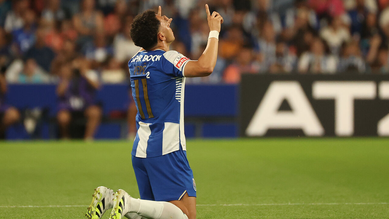 Futebolista Pepe aponta para o céu durante jogo