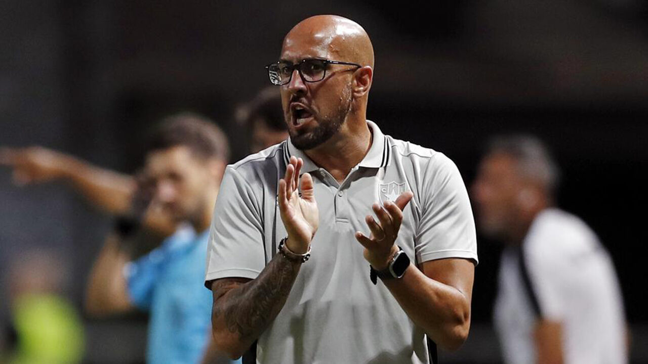 Treinador expressivo gesticula durante jogo