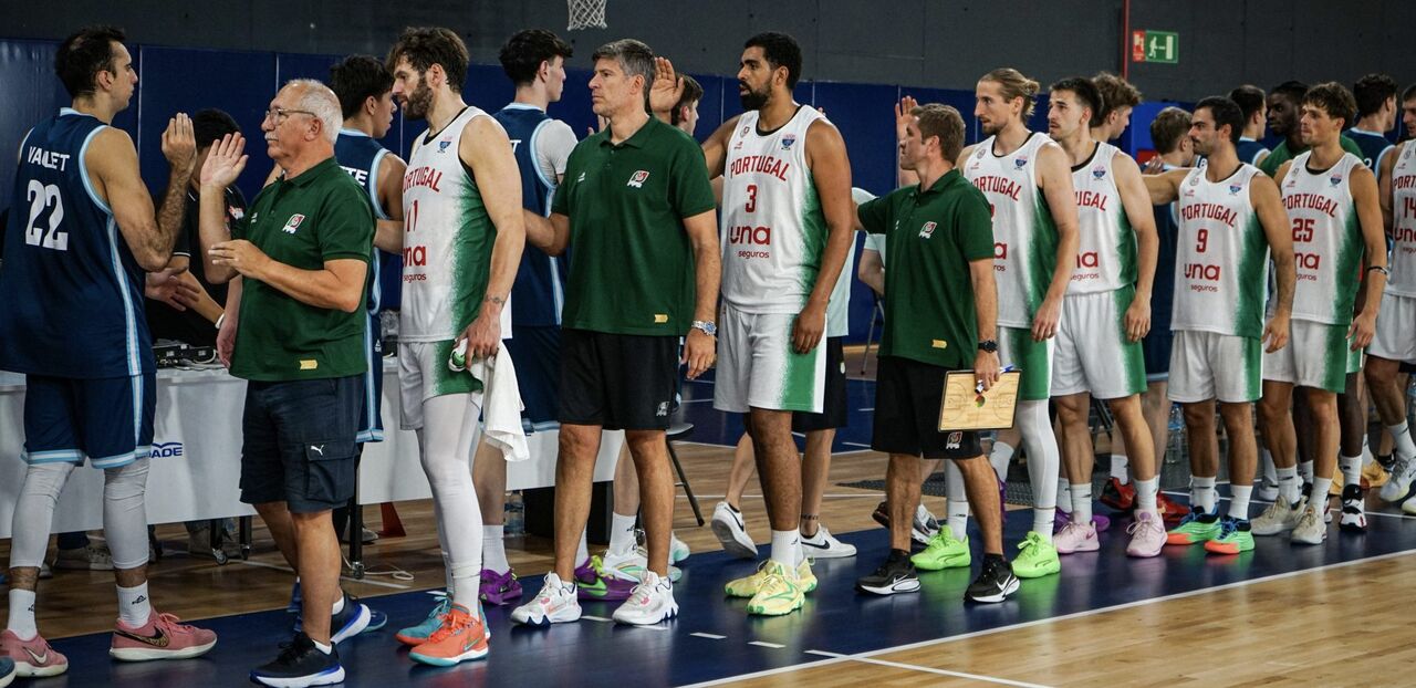 Jogadores de basquetebol de Portugal alinhados em campo com equipa técnica