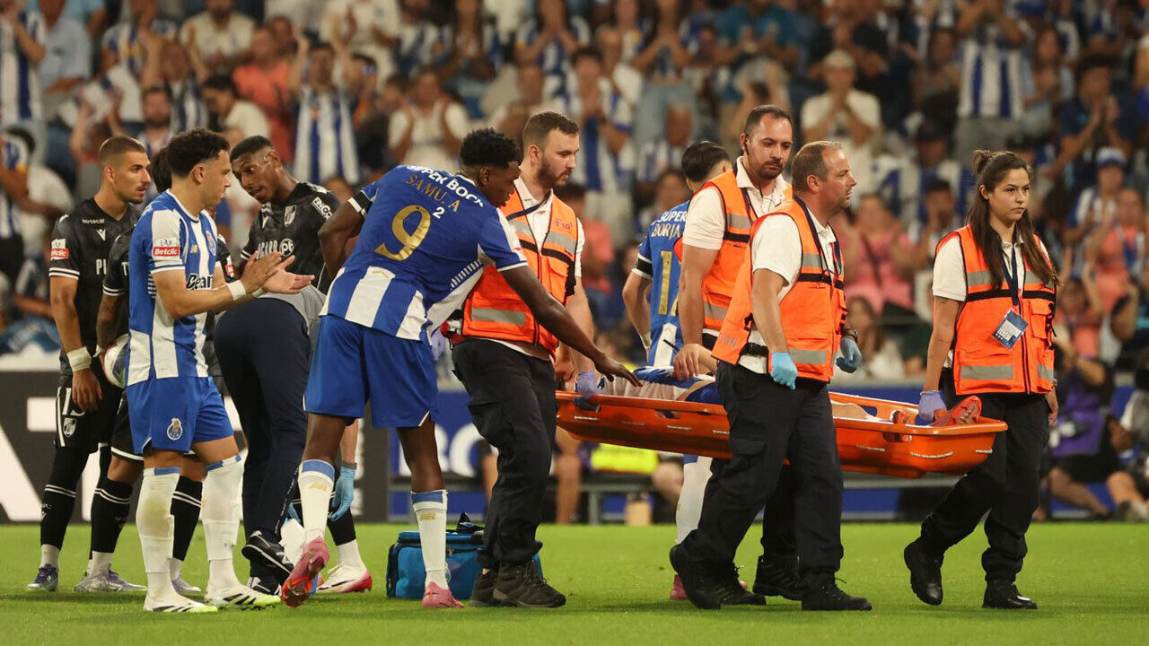Martim Fernandes saiu de maca durante o FC Porto-V. Guimarães