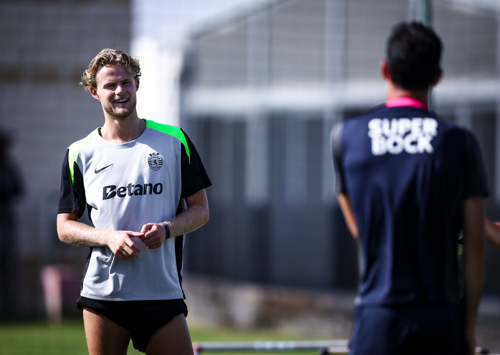 Capitão Hjulmand sorridente em Alcochete
