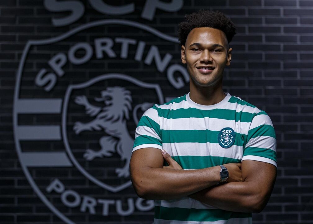 Jogador do Sporting CP posa com equipamento do clube