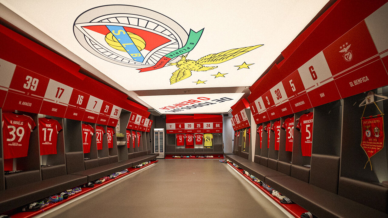 Balneário do Benfica: camisolas de Dedic, Aursnes, Barrenechea e Bah