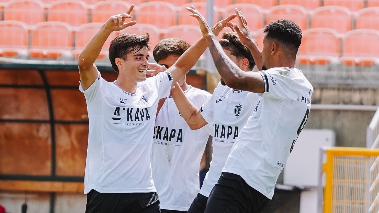 Jogadores celebram vitória do Póquer Académico sobre o Marítimo em Viseu.
