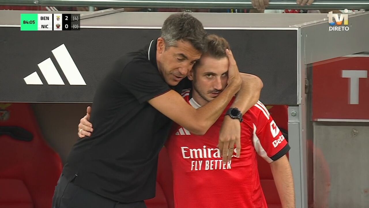 Roger Schmidt consola jogador do Benfica no banco de suplentes
