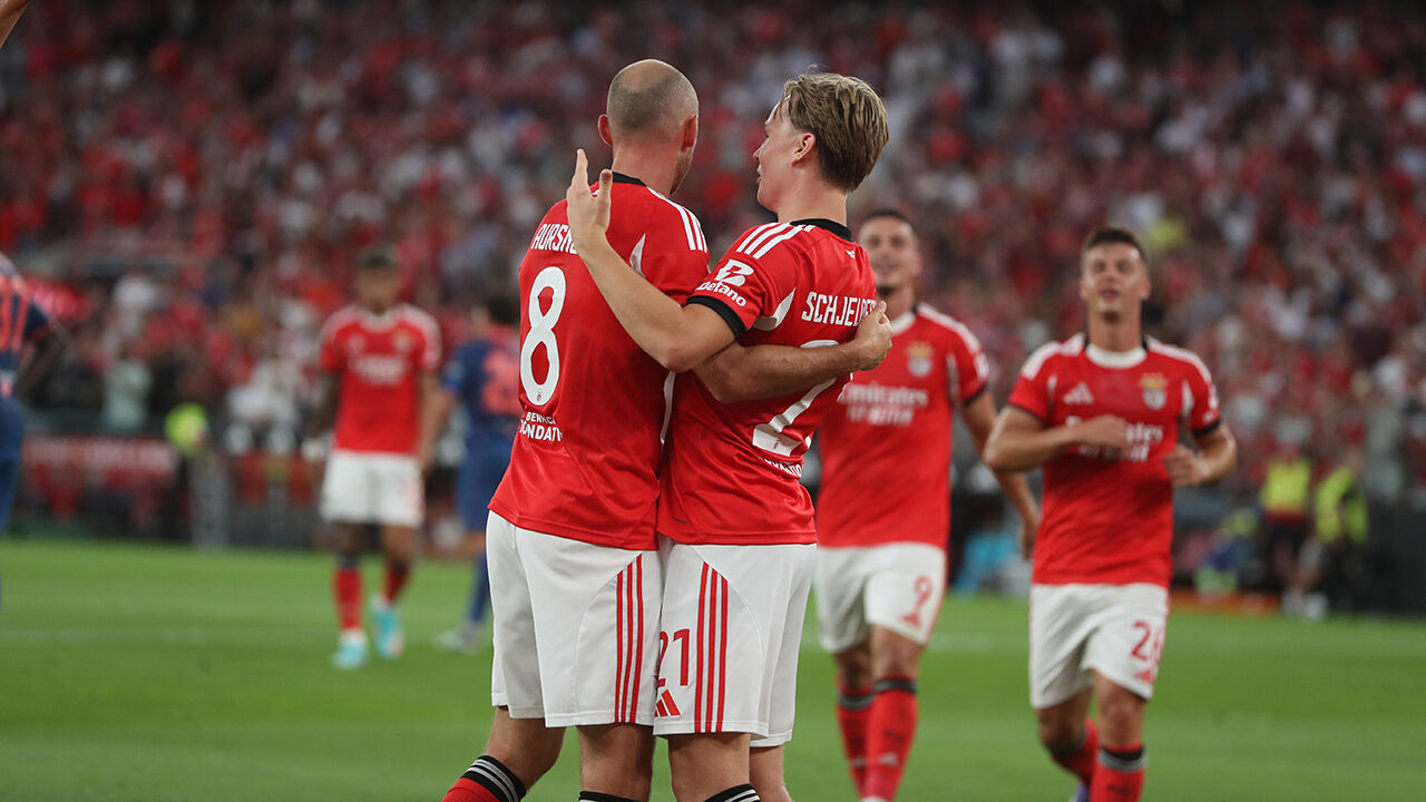 Jogadores do Benfica celebram um golo durante o jogo