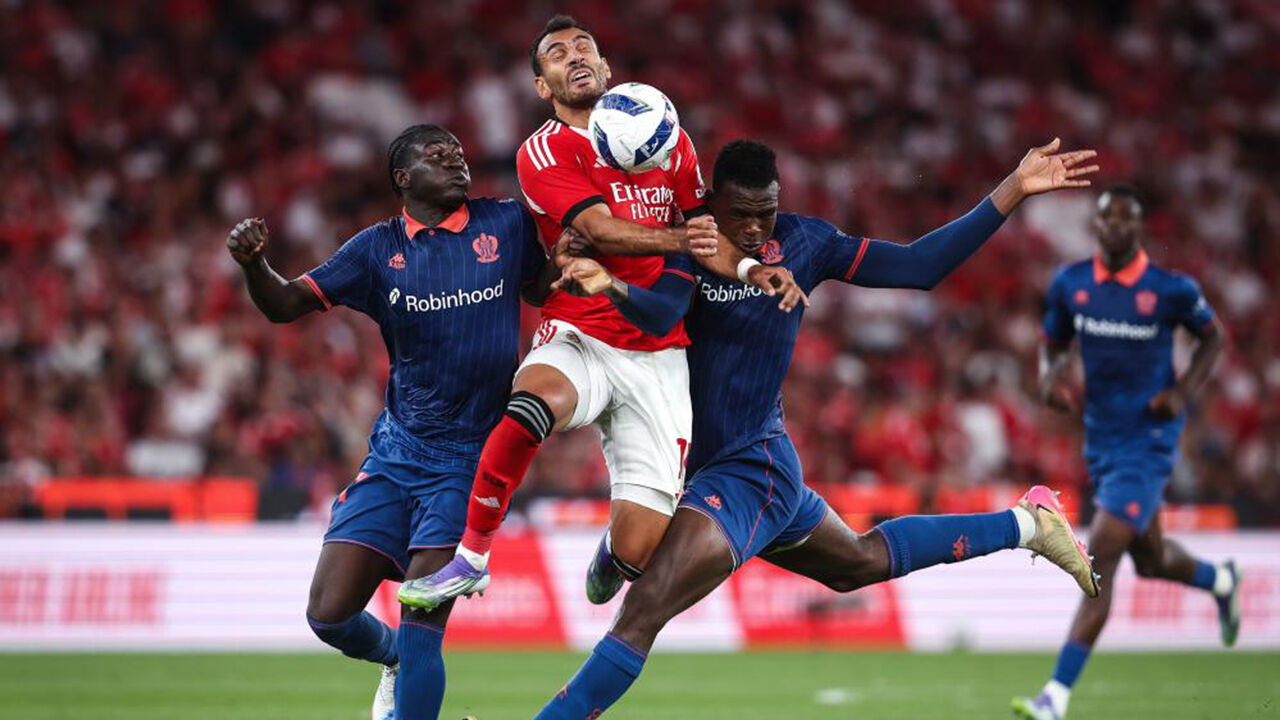 Jogo de futebol entre o Arsenal e o Nice num estádio