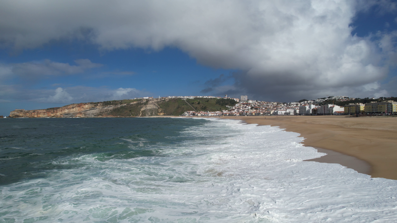 Praia da Nazaré interditada após contaminação causa doença em 50 pessoas.
