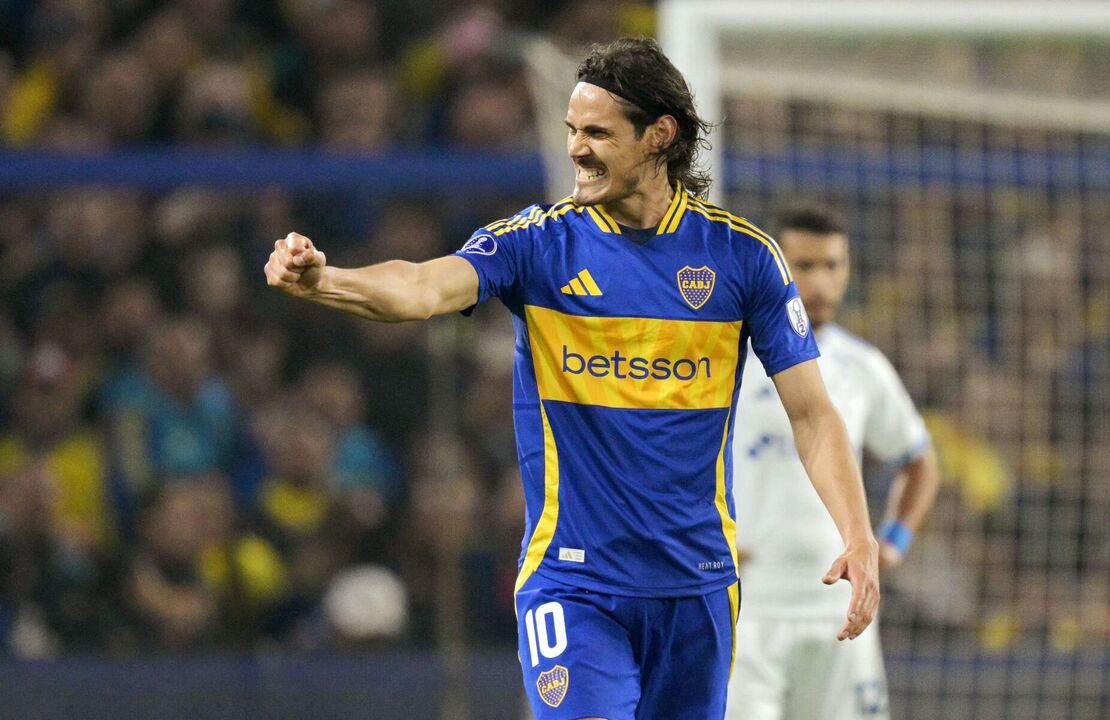 Edinson Cavani festeja um momento do jogo com a camisola do Boca Juniors