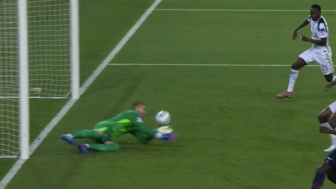 Estreia pouco feliz: substituto de Donnarumma no PSG fica mal na fotografia no segundo golo do Tottenham