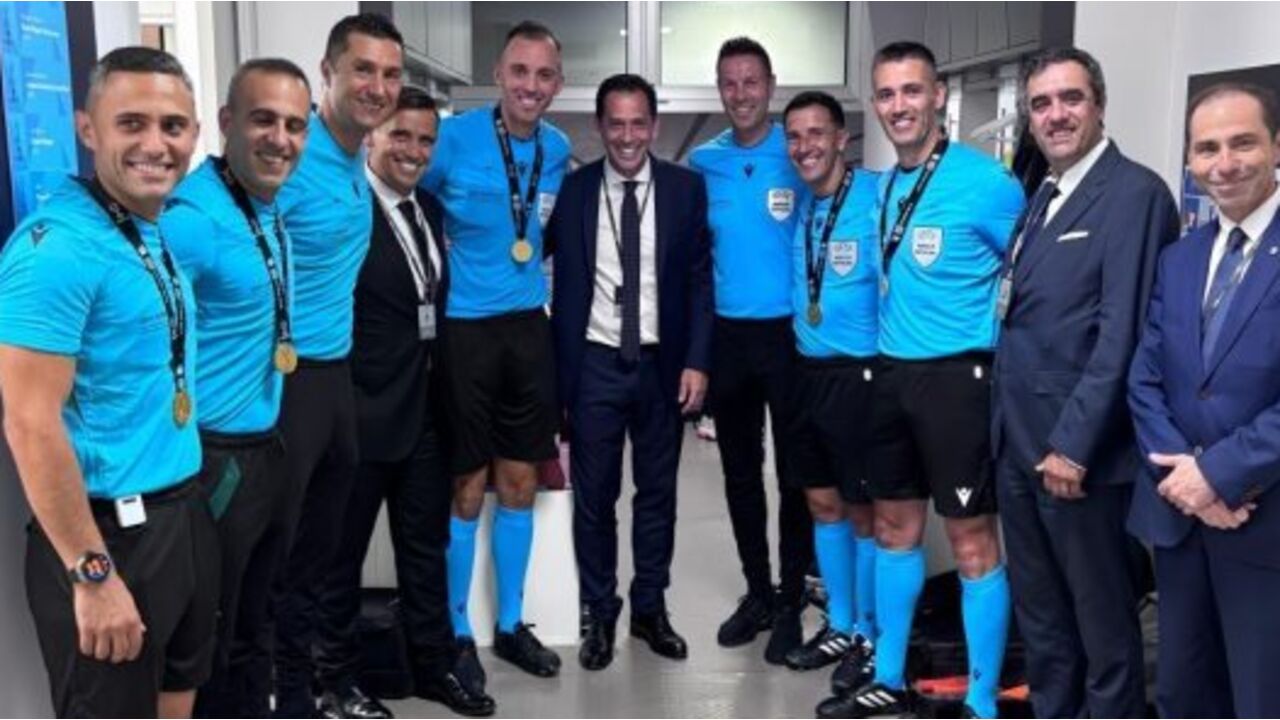 Pedro Proença com a equipa de arbitragem portuguesa que esteve na Supertaça Europeia