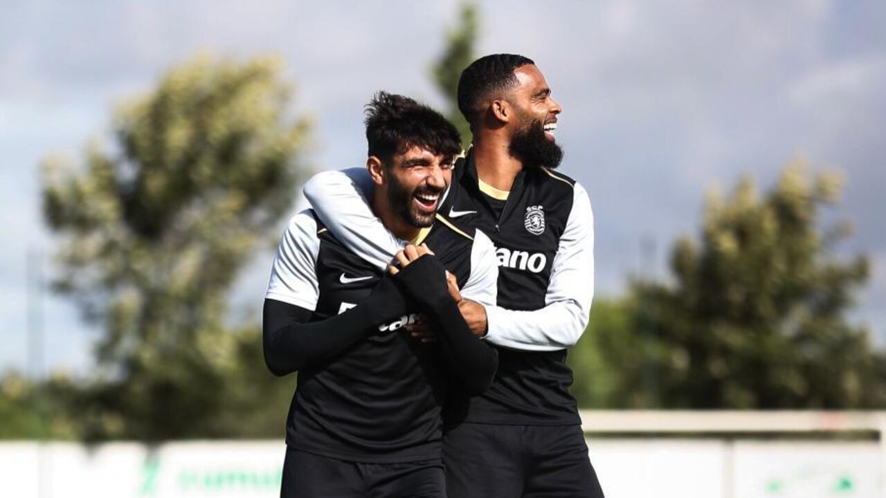 Ricardo Esgaio (à esquerda) e St. Juste (à direita) animados durante um treino do Sporting