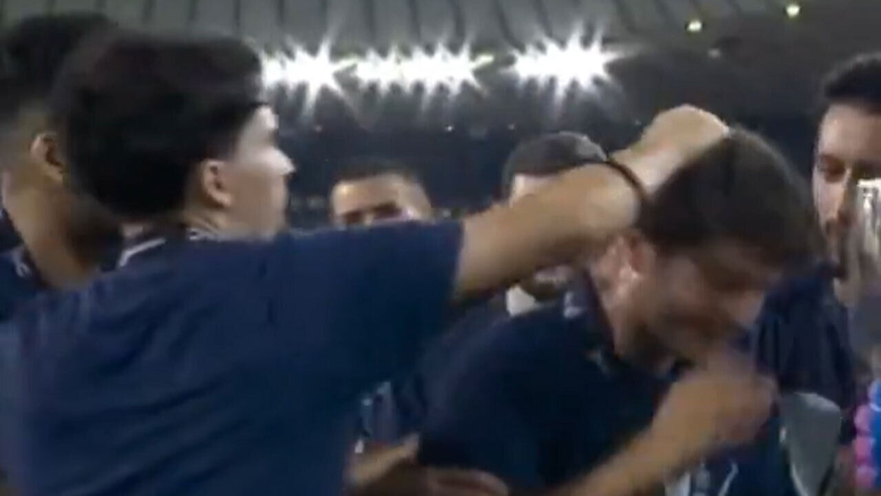 Vitinha e Gonçalo Ramos puxam o cabelo a João Neves para incentivá-lo... a levantar a Supertaça