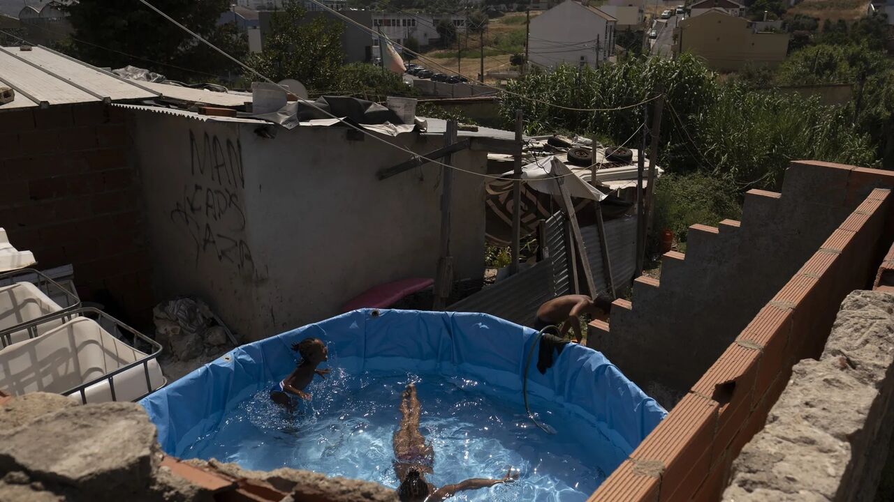 No Barruncho, os moradores montaram uma piscina no meio das barracas para fazer face às temperaturas de quase 40 graus, em agosto