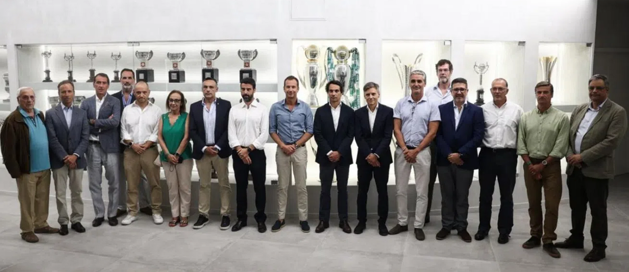Dirigentes do Belenenses juntos na sala de troféus