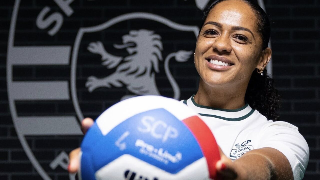 Atleta do Sporting Clube de Portugal sorri com a bola de voleibol