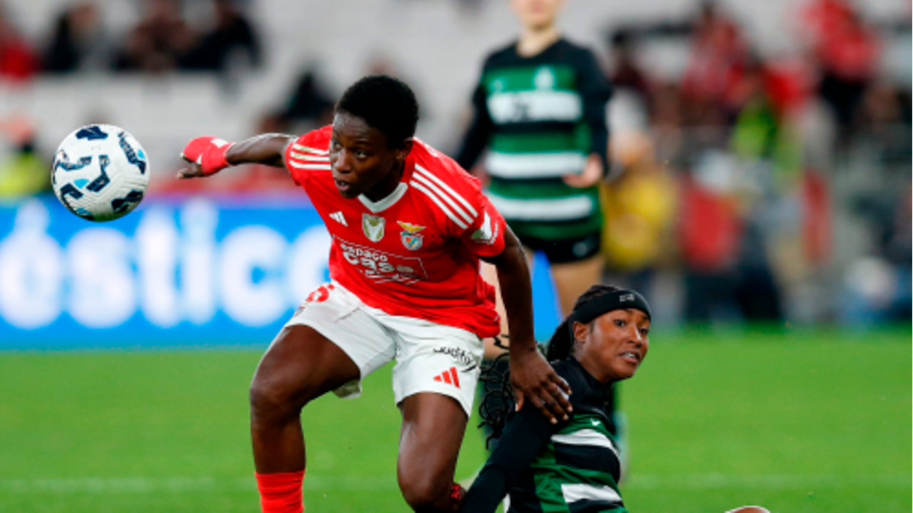 Futebol feminino: jogadoras do Benfica e Sporting disputam a bola.
