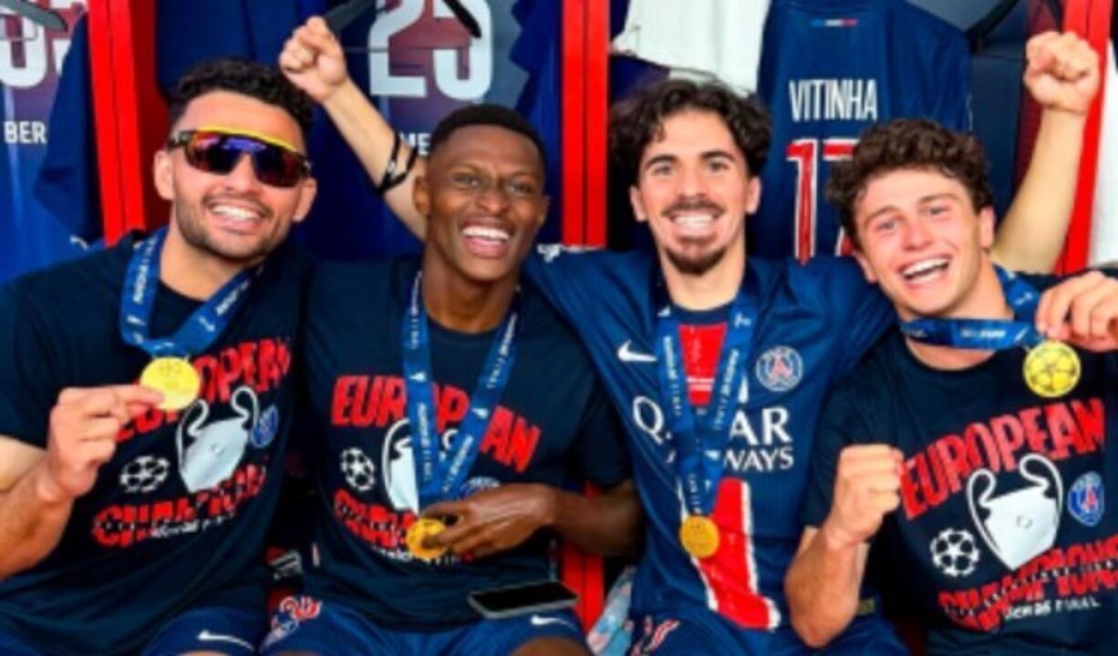 Jogadores do PSG celebram título europeu, com medalhas e camisolas alusivas