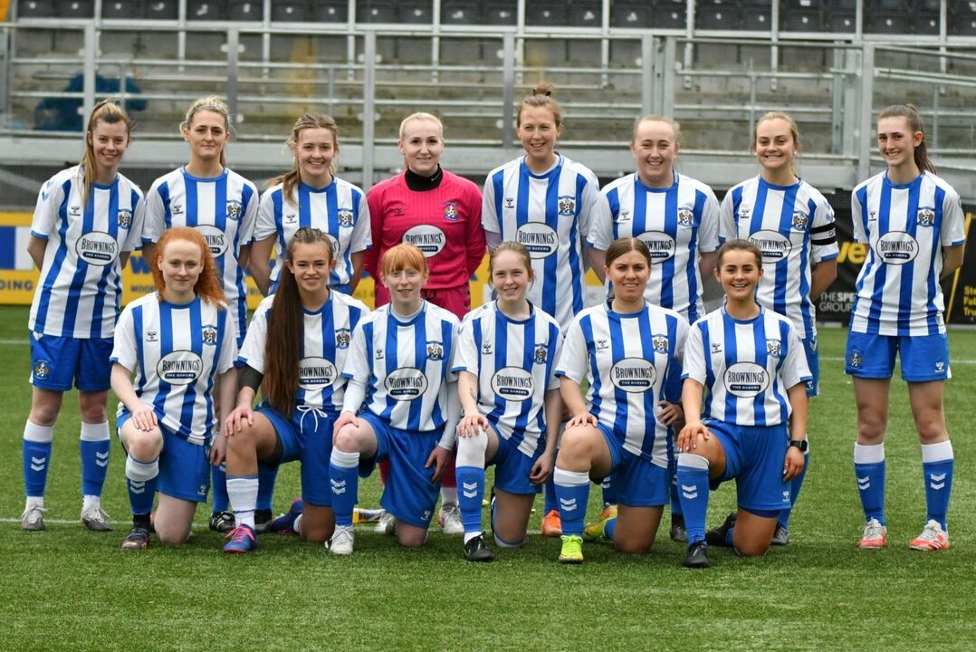 Equipa feminina de futebol posa para foto de grupo