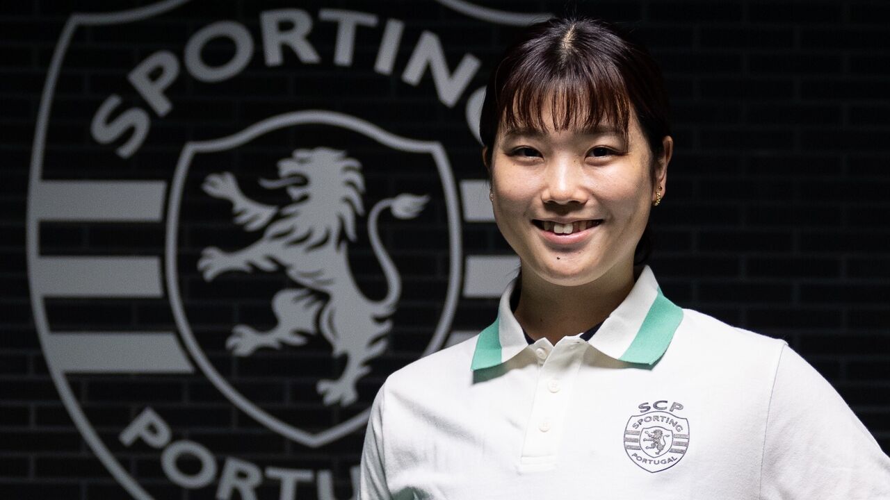 Atleta do Sporting CP exibe equipamento de voleibol